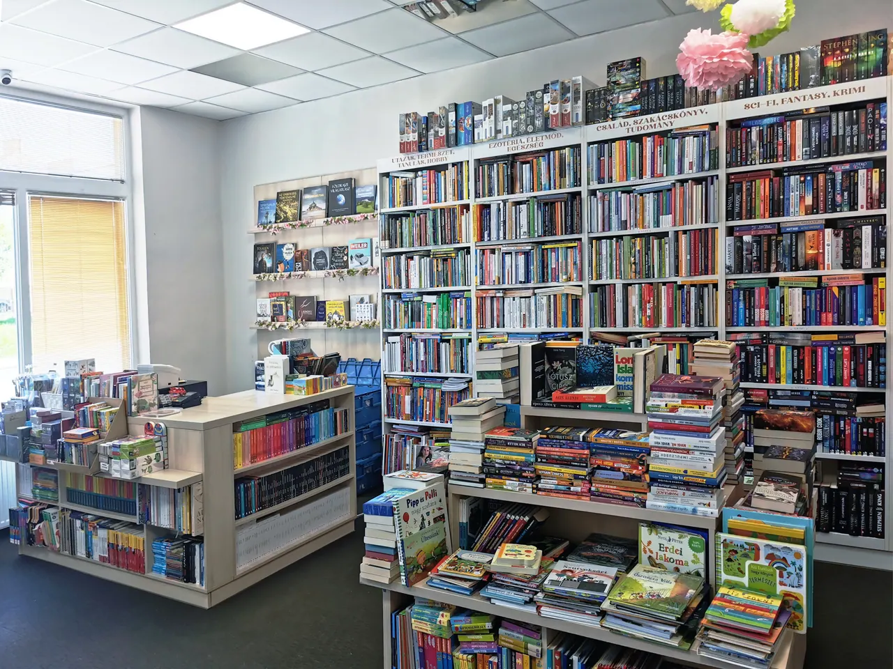 A Kis Bagoly Könyvesbolt világos, barátságos belső tere