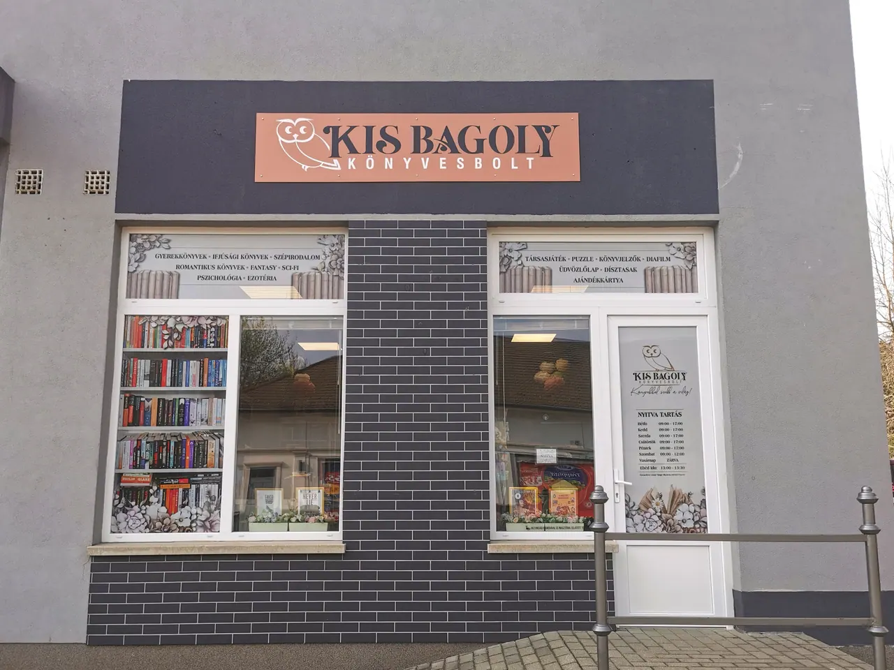 A Kis Bagoly Könyvesbolt balmazújvárosi üzletének bejárata